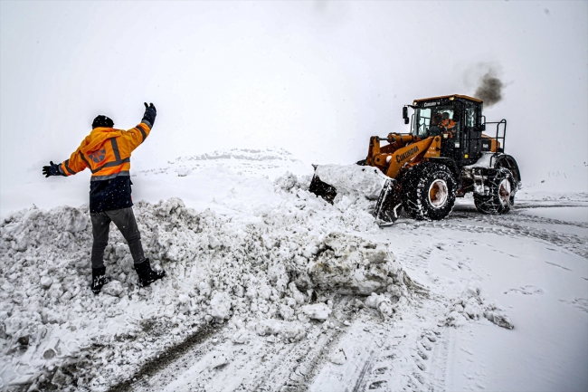 Kar vatandaşı esir almasın diye 24 saat nöbetteler